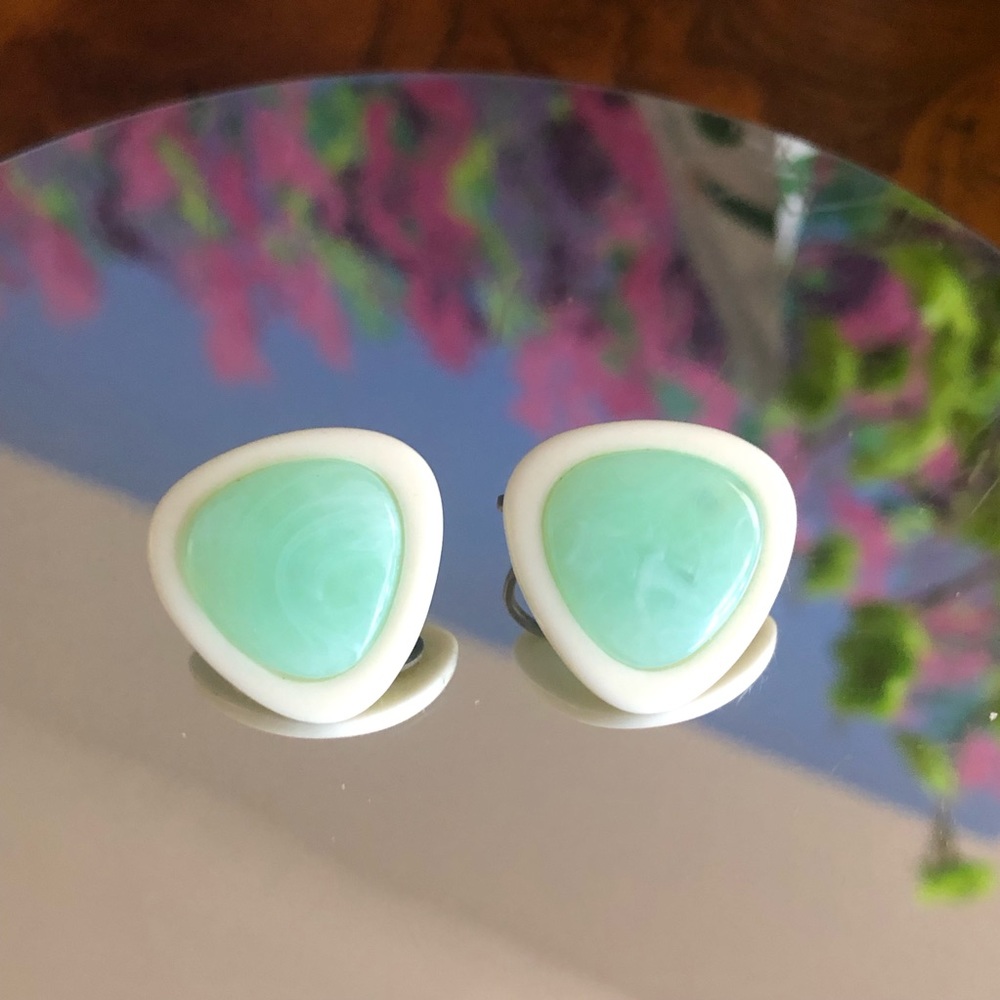 Vintage 70s green and white lucite clip on earrings